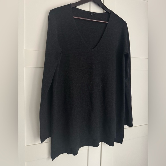 Theory Black V-Neck 100% Wool Long Sleeve Tunic Shirt Women’s Size Medium - Picture 2 of 5